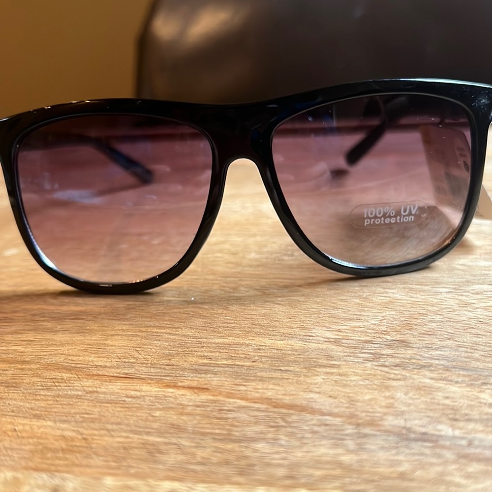 Young men’s sunglasses 100% UV protection